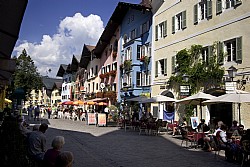 Bunte Häuserkulisse im Zentrum von Kitzbühel